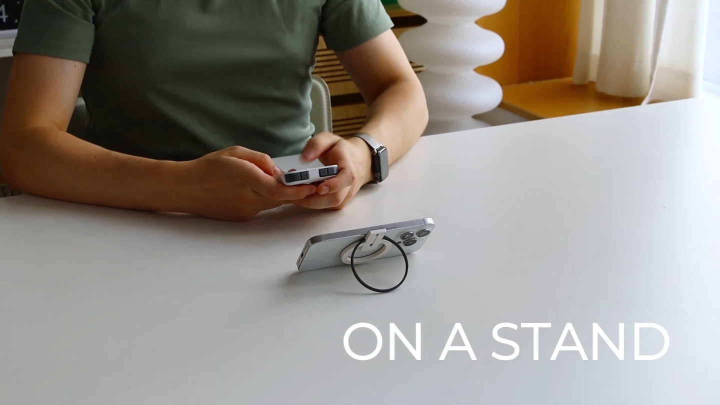 分離時原本的磁吸機構可以發揮手機支架的功用。