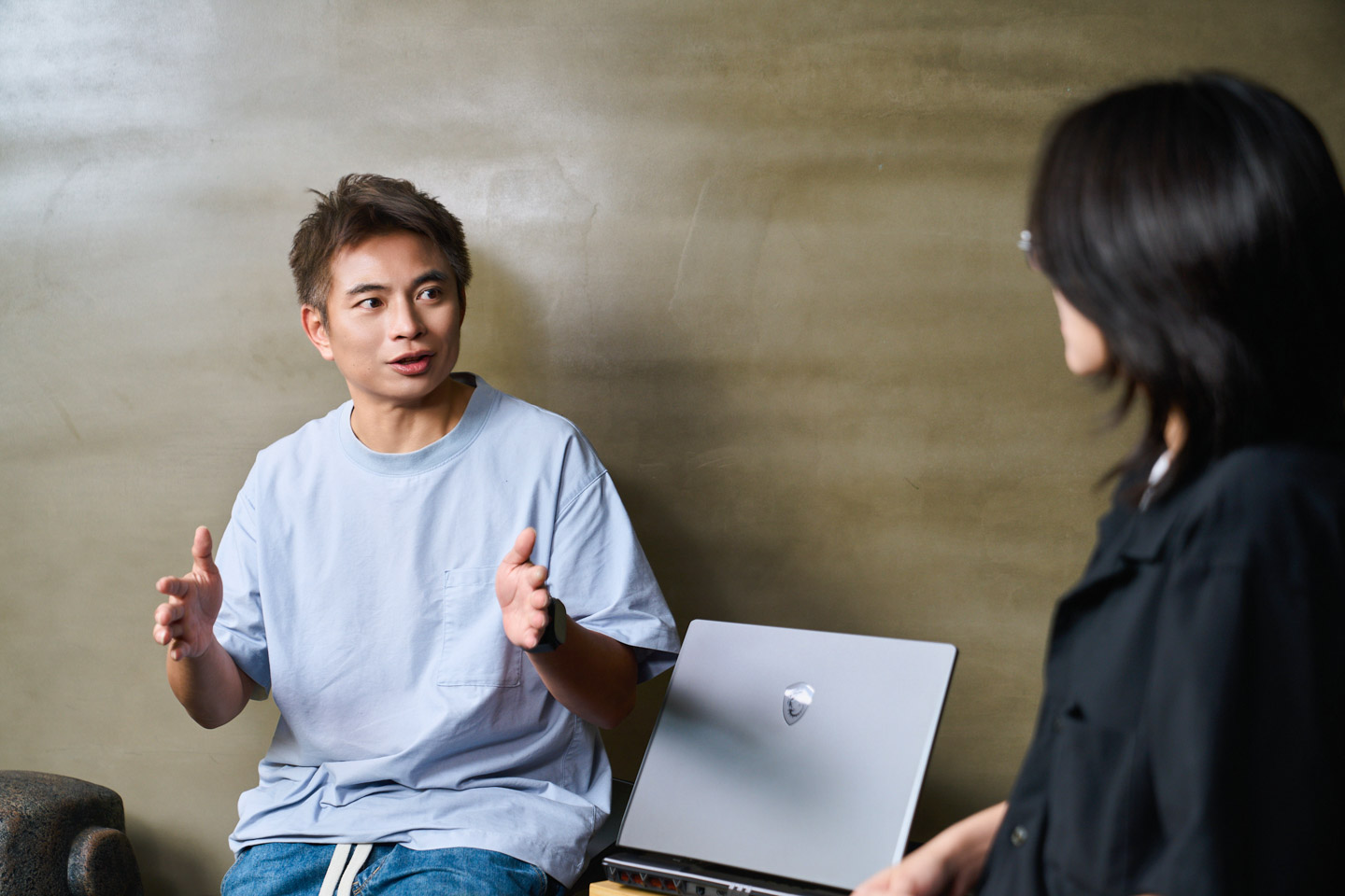 從學徒起步的施皓哲，憑藉多年來在現場累積的豐富經驗，逐步把「光」磨成自己的語彙。也因為他的敏銳與手感，觀眾得以透過光影的層次變化，更深地沉浸在音樂之中。