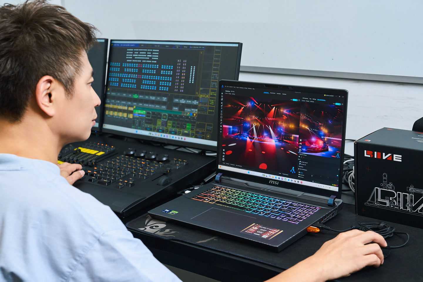 專訪天團御用舞台設計團隊必應創造 B'in Live：燈光師施皓哲、空間設計師林沂柔如何用 MSI Vector 17 HX AI，雕刻世界級舞台的光影美學？