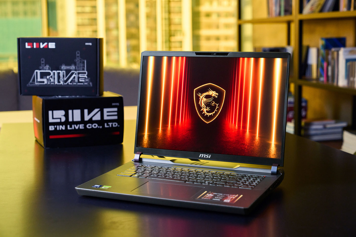 專訪天團御用舞台設計團隊必應創造 B'in Live：燈光師施皓哲、空間設計師林沂柔如何用 MSI Vector 17 HX AI，雕刻世界級舞台的光影美學？