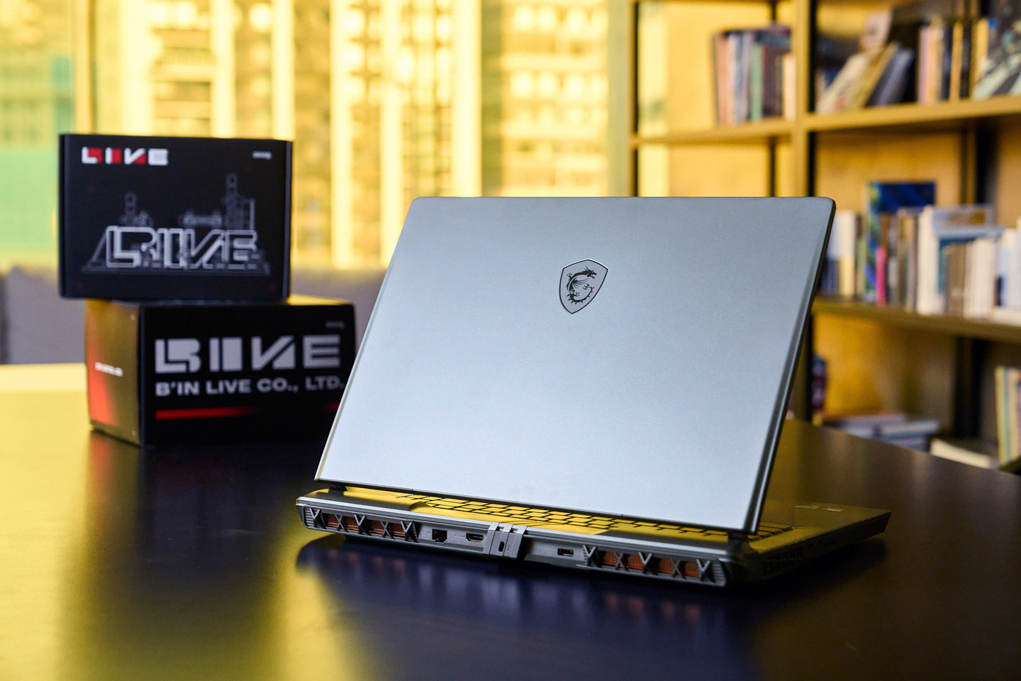 專訪天團御用舞台設計團隊必應創造 B'in Live：燈光師施皓哲、空間設計師林沂柔如何用 MSI Vector 17 HX AI，雕刻世界級舞台的光影美學？