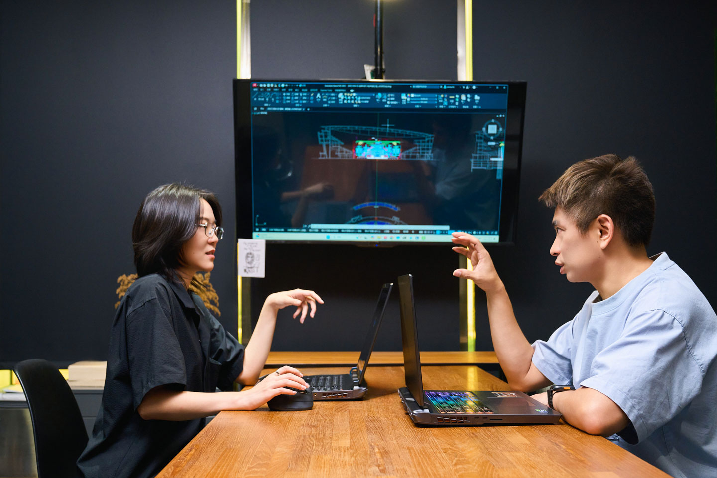 專訪天團御用舞台設計團隊必應創造 B'in Live：燈光師施皓哲、空間設計師林沂柔如何用 MSI Vector 17 HX AI，雕刻世界級舞台的光影美學？