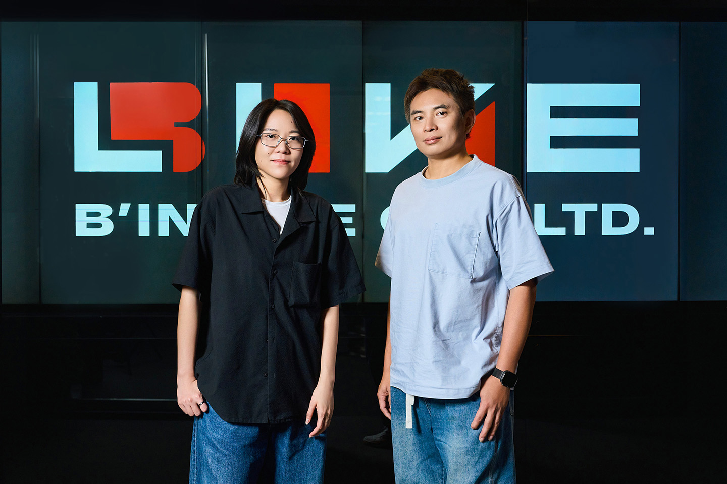 燈光設計統籌施皓哲副總監（右）與資深空間設計師林沂柔（左）。