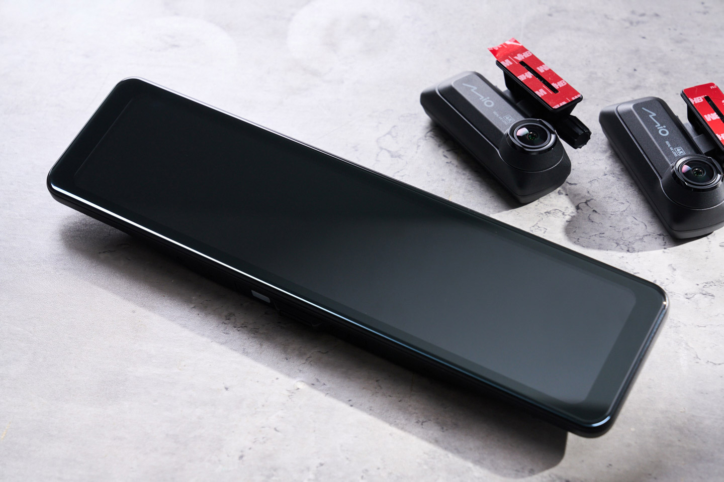 MiVue R890WD 的主機本體是一塊 11.26 吋的長型螢幕,實際看起來比一般原車後視鏡更大、更亮。裝上後,它不只是行車記錄器,也能直接當成電子後視鏡使用。