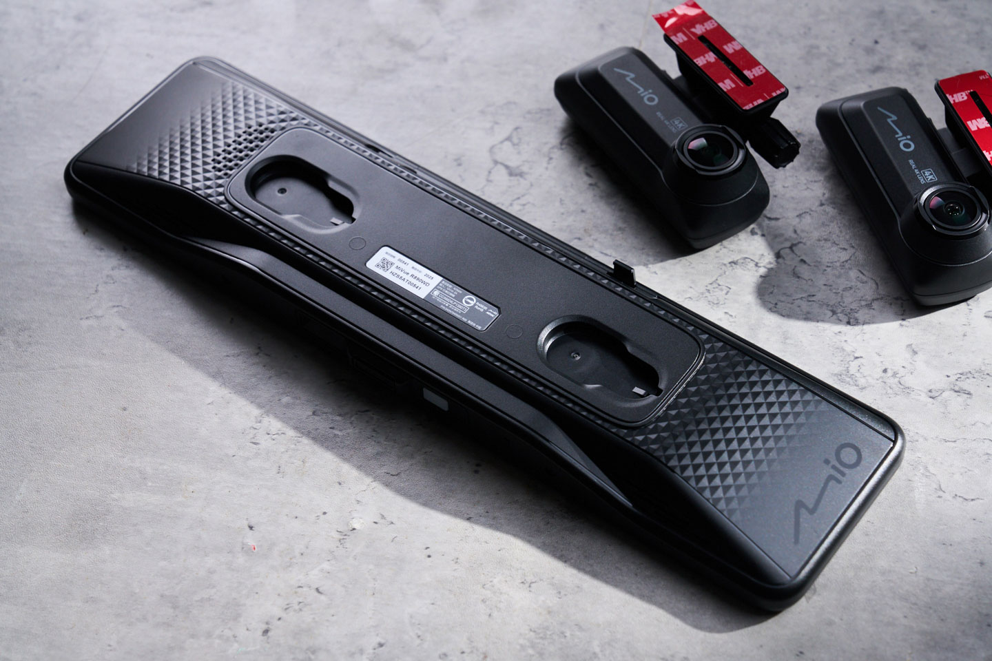 主機背面可以看到預留的安裝凹槽,搭配隨附的扣具即可固定在原車後視鏡上,整體設計直覺,不需拆原車零件就能把電子後視鏡穩穩安裝到位。