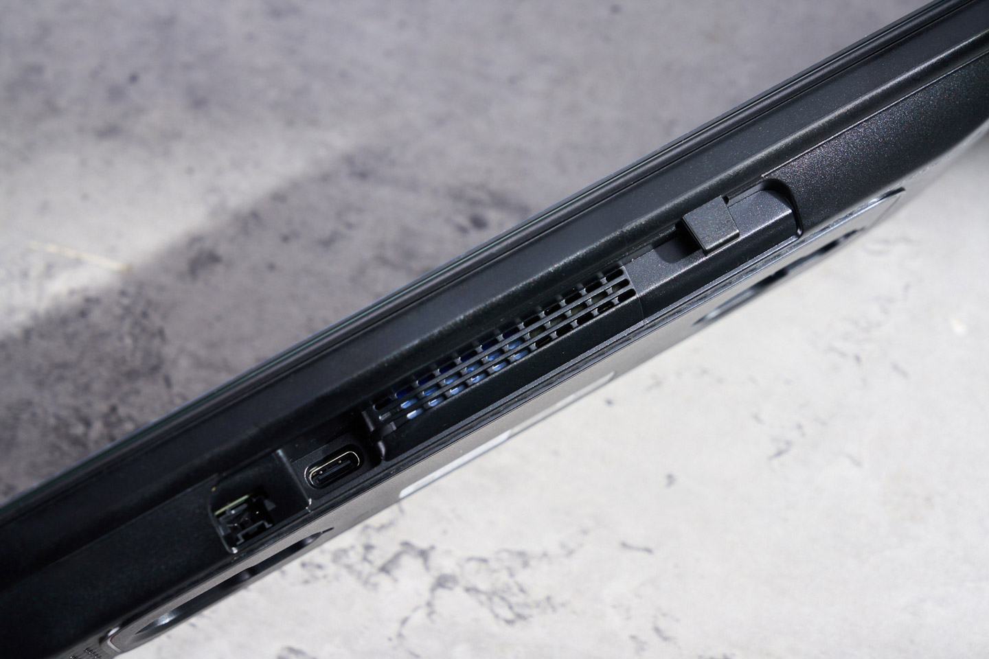 機頂部配置了電源與鏡頭的連接埠,旁邊也能看到用來幫機身散熱的通風孔。所有接口集中在同一側,方便走線、安裝時也不容易搞混。