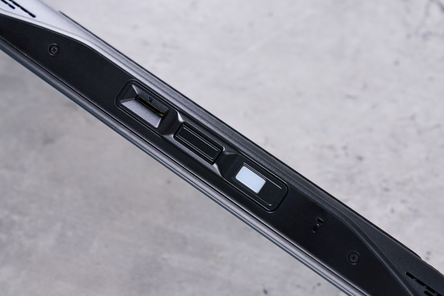 主機底部配置了指示燈、電源鍵 (用來開關螢幕),以及 microSD 記憶卡槽。常用操作都可以在這一側完成,插卡、取卡都很方便。