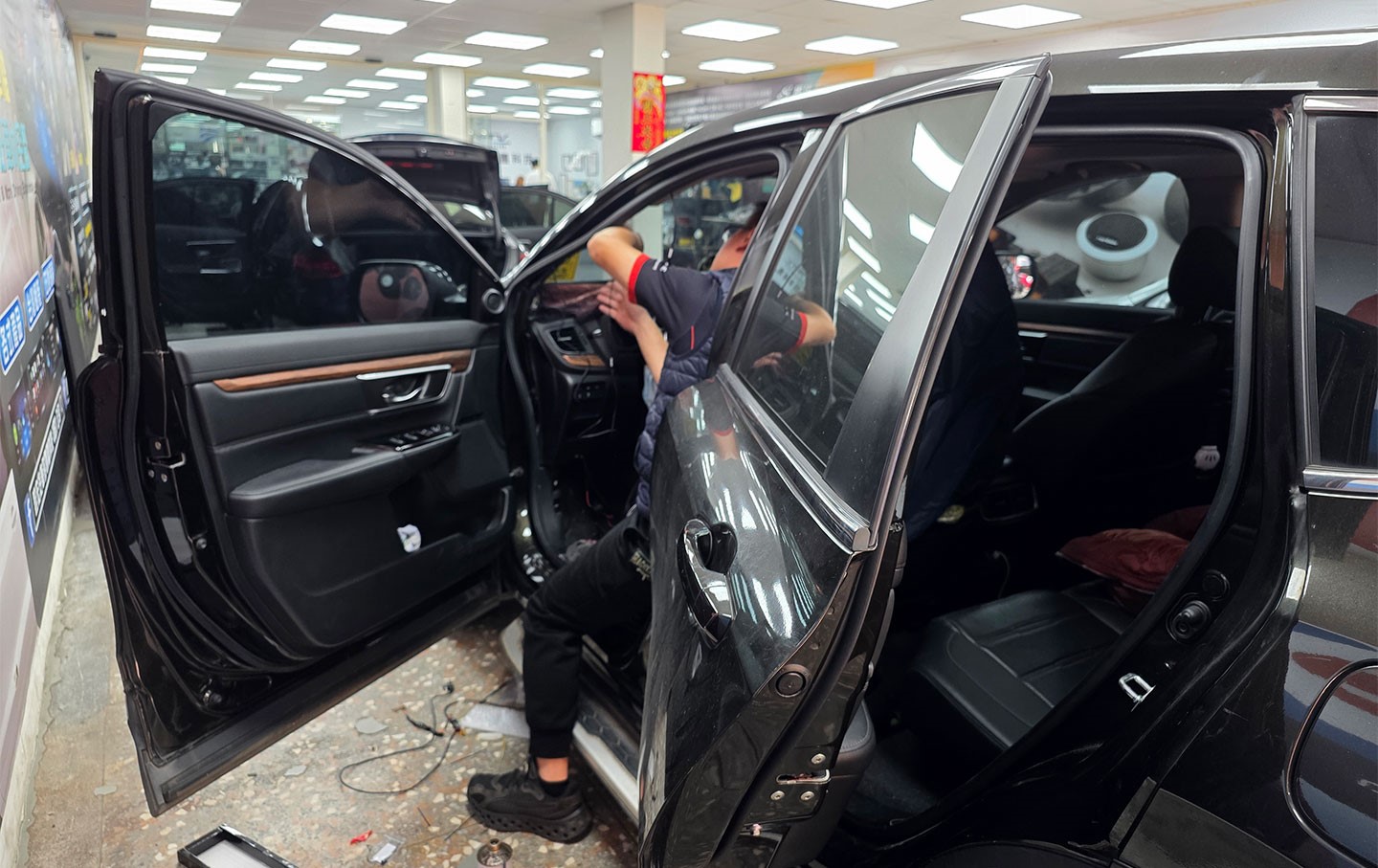 可到 Mio 指定的特約車行安裝 MiVue R890WD,這次筆者是前往銓宏汽車多媒體科技請專業技師協助。整個流程大約一小時,包含走線、固定鏡頭以及測試畫面,速度算是相當快。