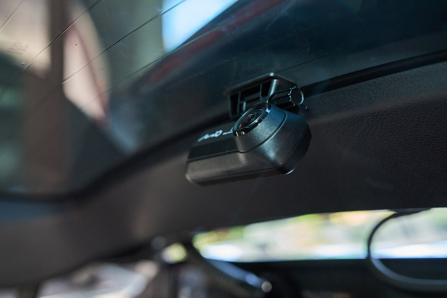 後鏡頭則安裝在後檔風玻璃的上緣,不會影響後方視線,也能拍到最完整的車後動態。