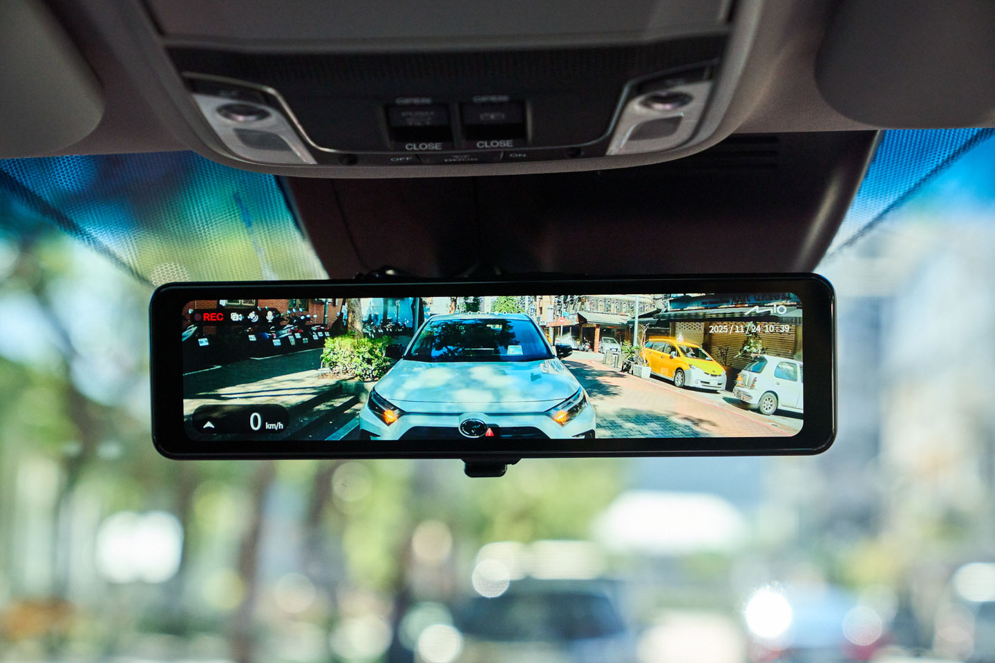 開機後,MiVue R890WD 會預設顯示車後鏡頭的畫面。如果想切換視角,只需用手指在螢幕上左右滑動,就能在多種顯示模式之間快速切換,包括車前視角、前後視角的子母畫面,或是左右分割的雙視角模式,就像滑手機一樣簡單。