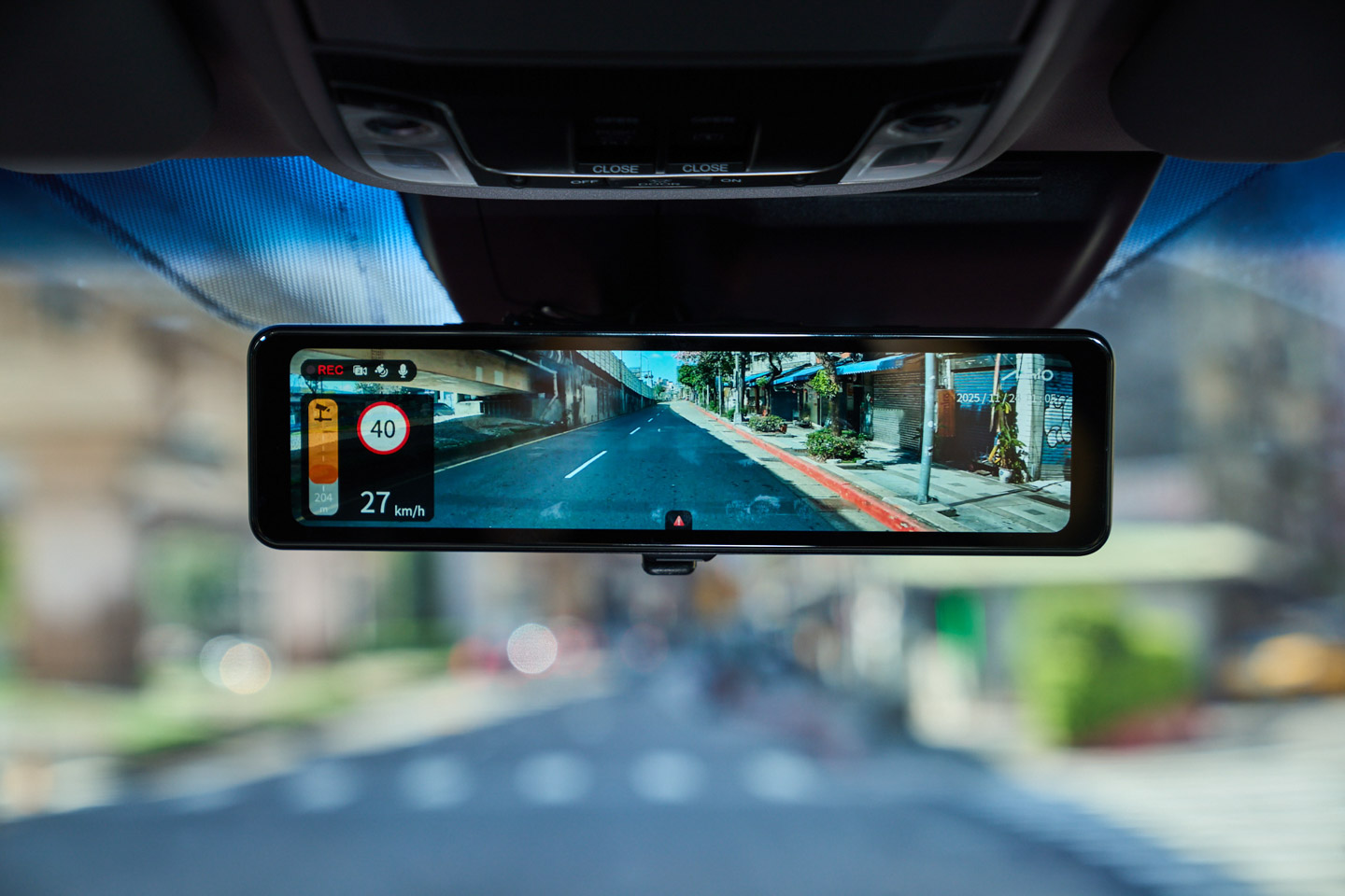 MiVue R890WD 也內建九合一測速照相警示,開車經過有測速的路段時,螢幕左側會跳出時速提醒與距離資訊,像「前方 XXX 公尺有測速」這類訊息都會清楚顯示,即時通知駕駛注意車速。