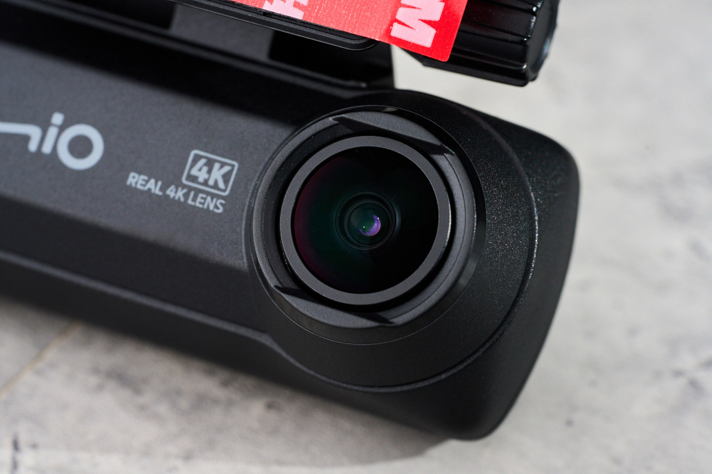 主打的「前後雙 4K 鏡頭」在實際路測中的畫質表現亮眼,不論白天夜間,都能拍出細節清楚、可信度高的影像。