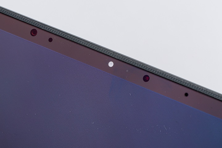 螢幕上方的視訊鏡頭為 FHD 1080p 規格，搭配 IR 紅外線攝影機，可支援 Windows Hello 臉部辨識登入。