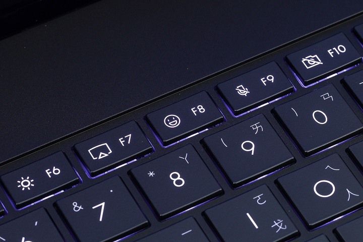 Fn 鍵上整合快捷功能鍵，F8 為 emoji 鍵、F10 為鏡頭啟閉鍵、F12 則是《ProArt Creator Hub》快捷鍵。