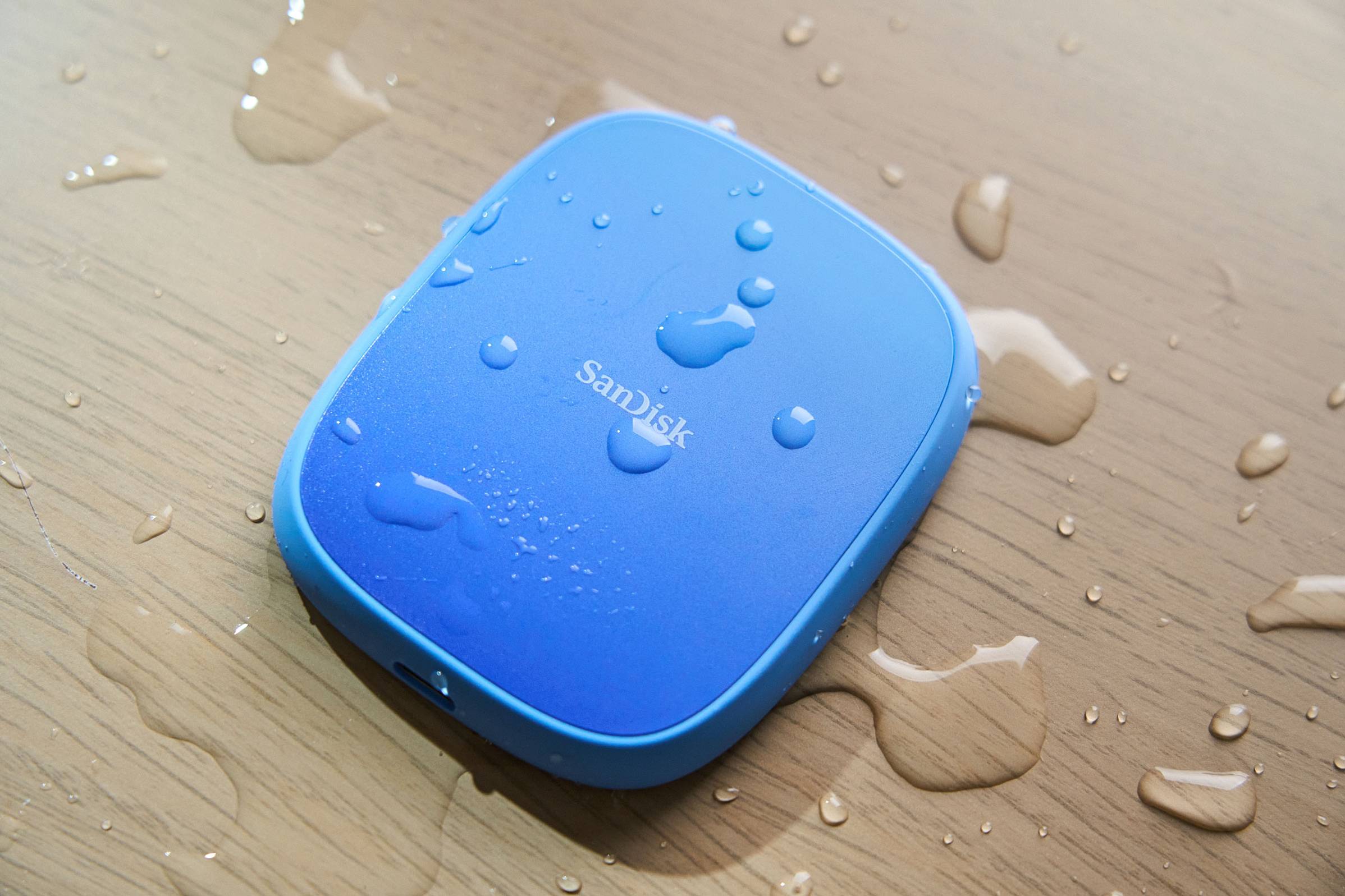 具備 IP65 防塵防潑水等級，可應付戶外拍攝時的塵土飛揚與突發水花，提升行動創作環境下的耐用與可靠性。