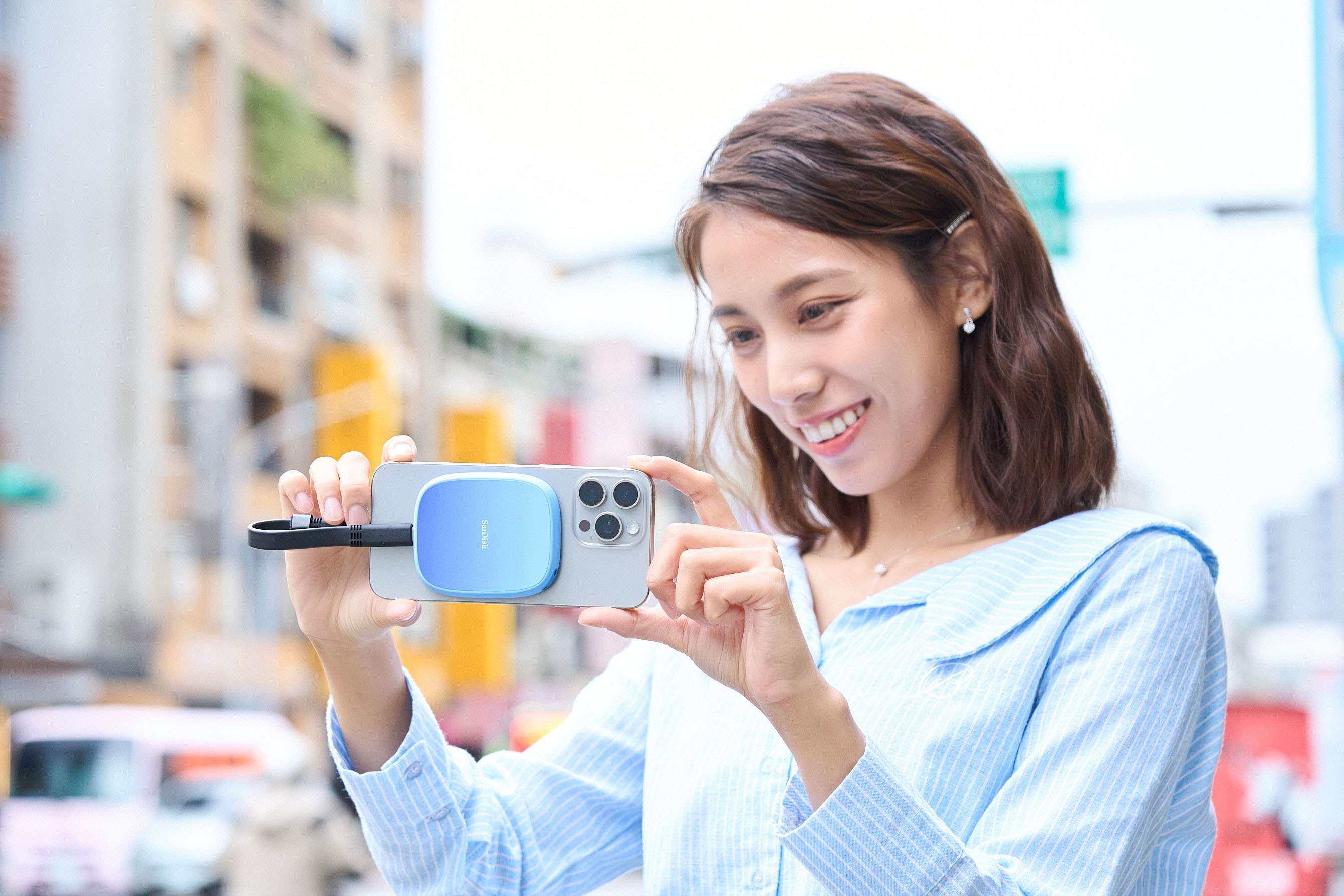 ▼ iPhone Pro 系列如果要錄製 ProRes 4K／60fps 以上的高畫質影片，一定要搭配外部儲存裝置才能啟動，搭配 SANDISK Creator Phone SSD，便可直接錄製並即時寫入，大幅延伸拍攝時間，也讓手機成為更可靠的行動創作工具。