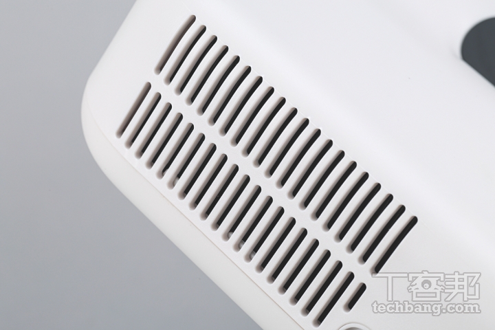 散熱孔機身的大面積開孔可協助導出運作時產生的熱量，維持穩定表現。