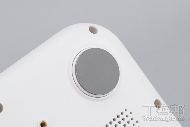 防滑腳座底部配置可旋轉調整的防滑腳座，透過螺旋升降就能微調投影角度。