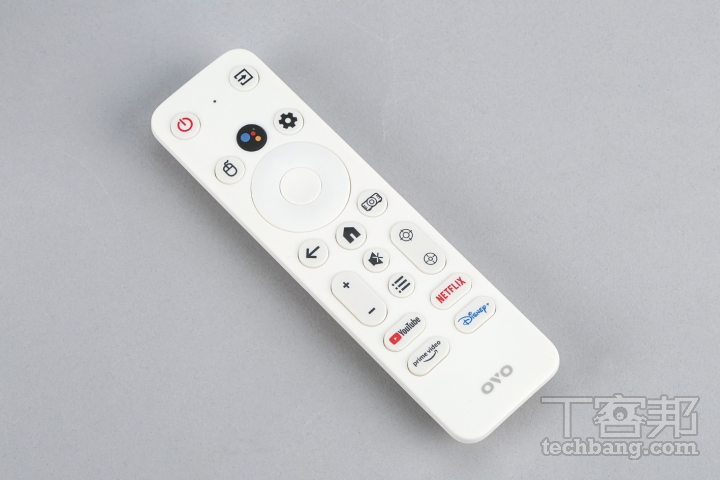 遙控器標配白色藍牙遙控器，整合 Google 語音搜尋與多個串流平台快捷鍵。