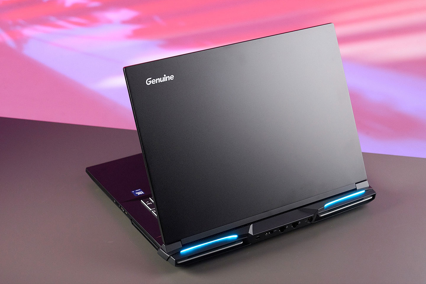 捷元 ZEUS 18G 全機採低調的黑色搭配霧面處理，風格極為沉穩內斂。