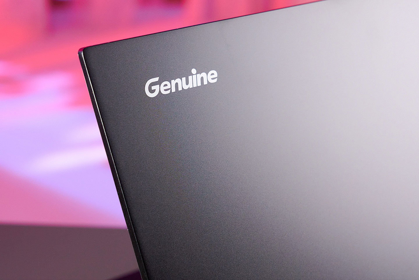 上蓋左上角的捷元英文 LOGO。