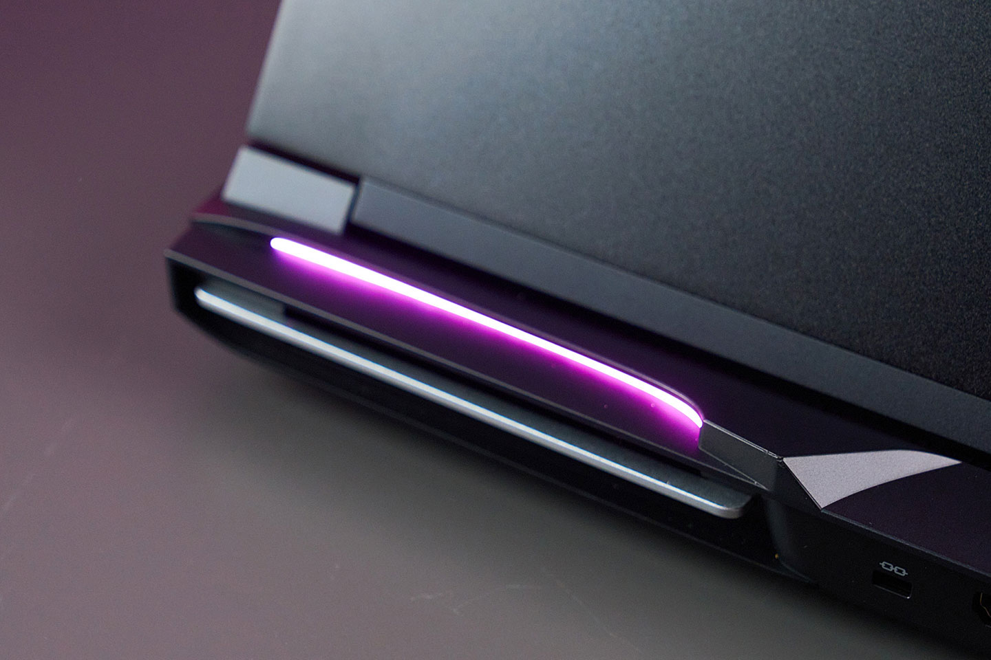 機身尾端配置有 RGB 光條，為視覺增添更多豐富性。