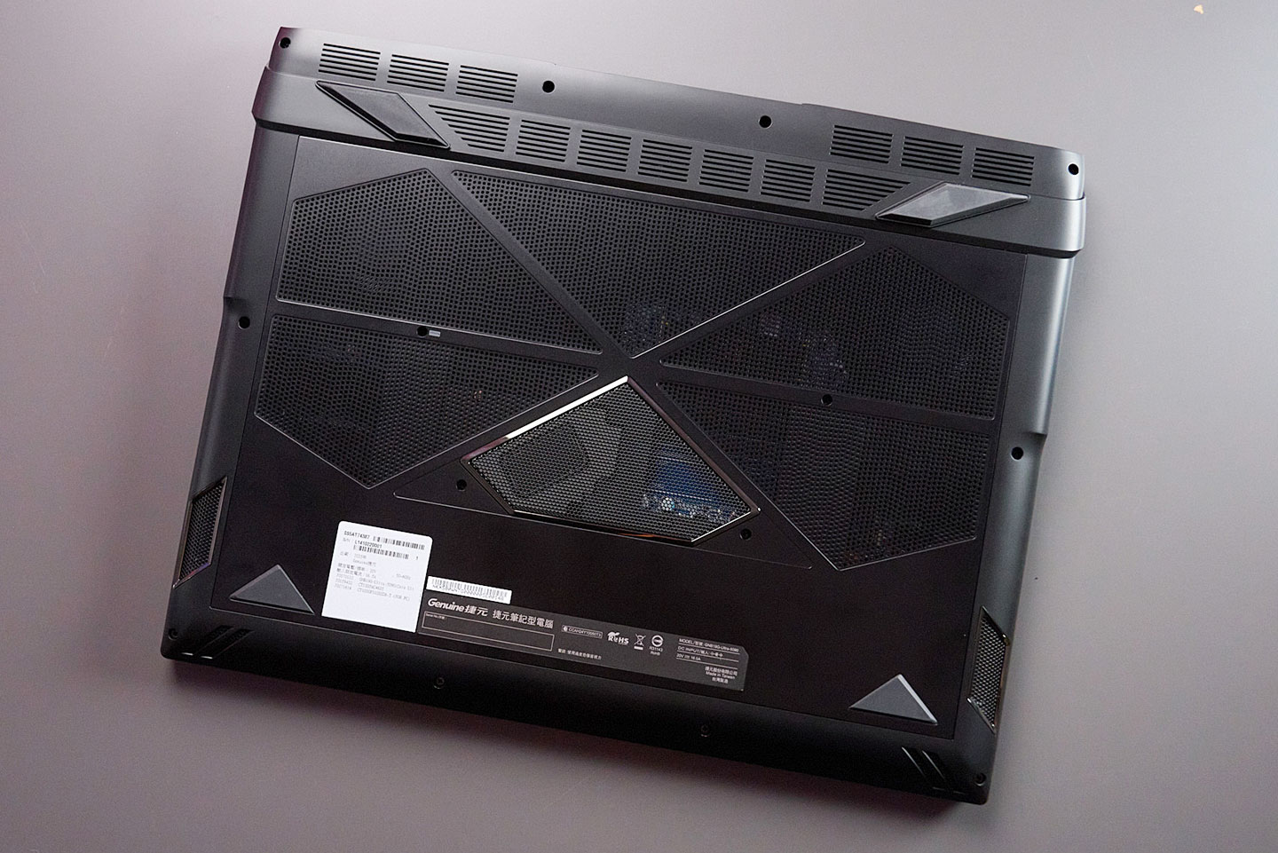 機身底部可以看到大面積的散熱進風口，確保空氣能高效率進入機身中。