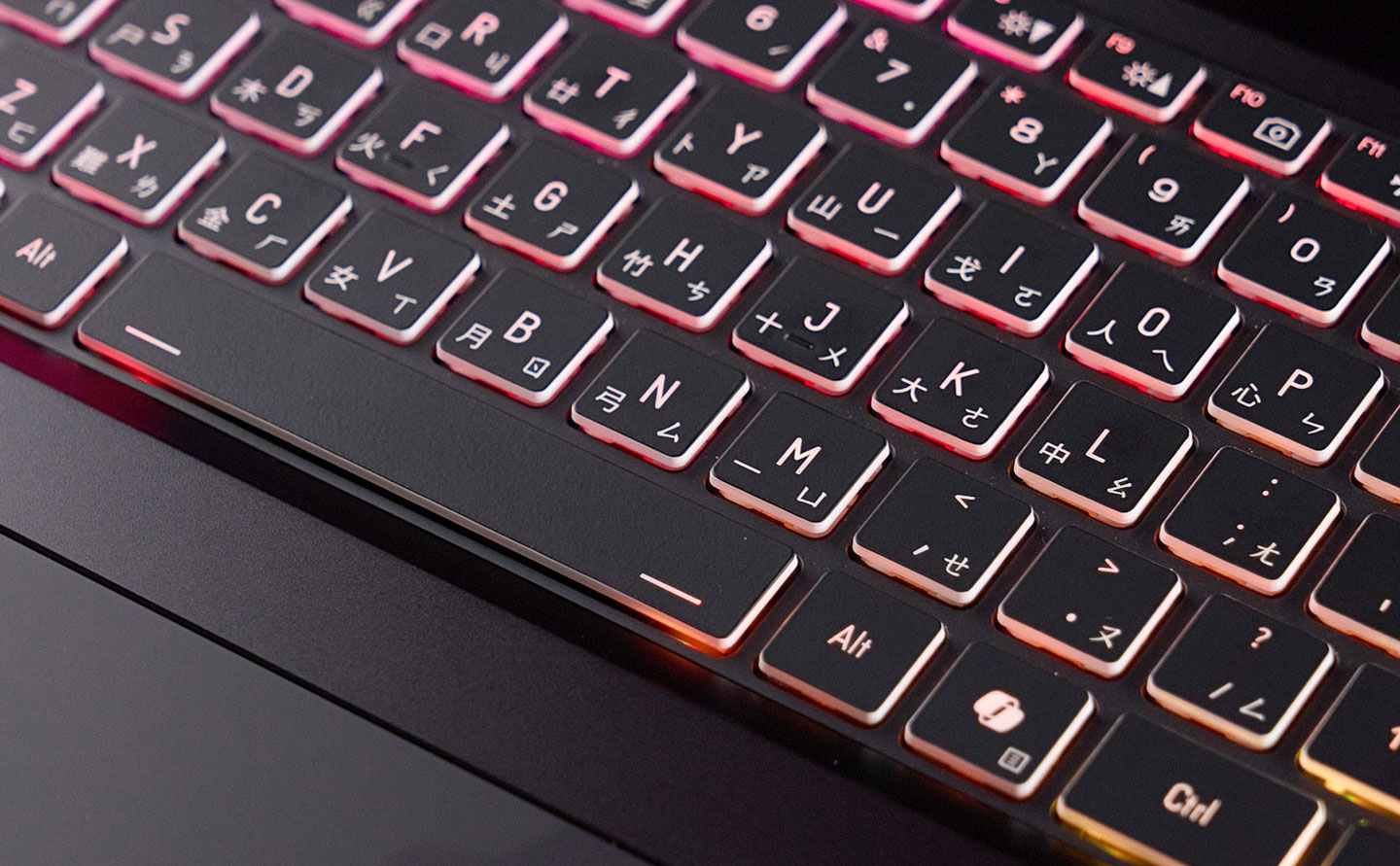 鍵帽週邊的透明設計讓 RGB 燈光效果更為醒目。