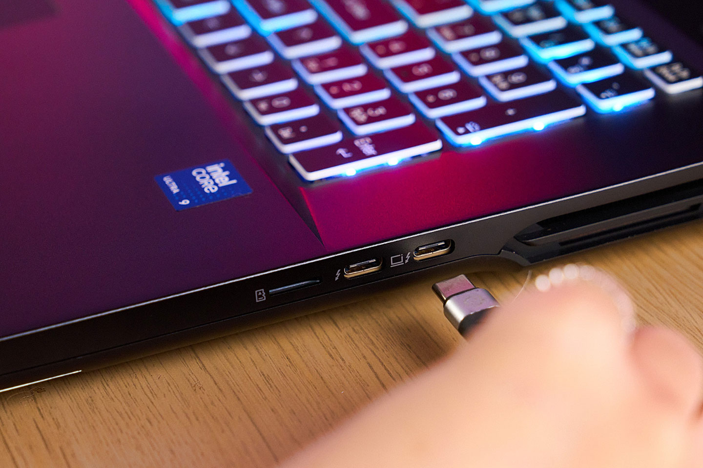 機身右側配置兩組 Thunerbolt 5 埠與一組 microSD 讀卡槽。