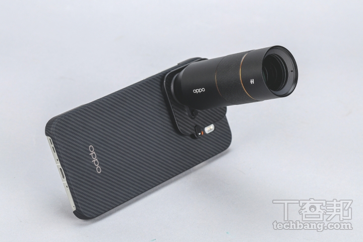 OPPO Find X9 Pro 的外接鏡頭手機殼輕薄好看，不過要接增距鏡時還要額外多裝上一片鏡頭環，裝上後主鏡頭和超廣角鏡頭會被擋住。