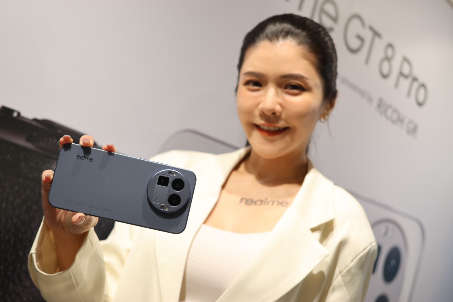 realme GT 8 Pro 正式發表：與 RICOH GR 合作街拍模式，內建 2 億畫素長焦鏡頭
