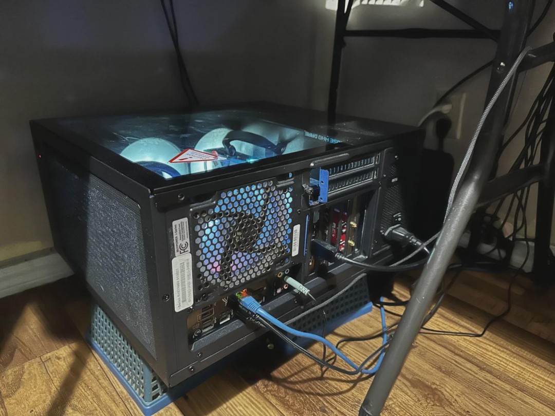 電腦主機該站著還是躺著？國外網友熱議擺放學問，高階顯卡用戶這招最安心