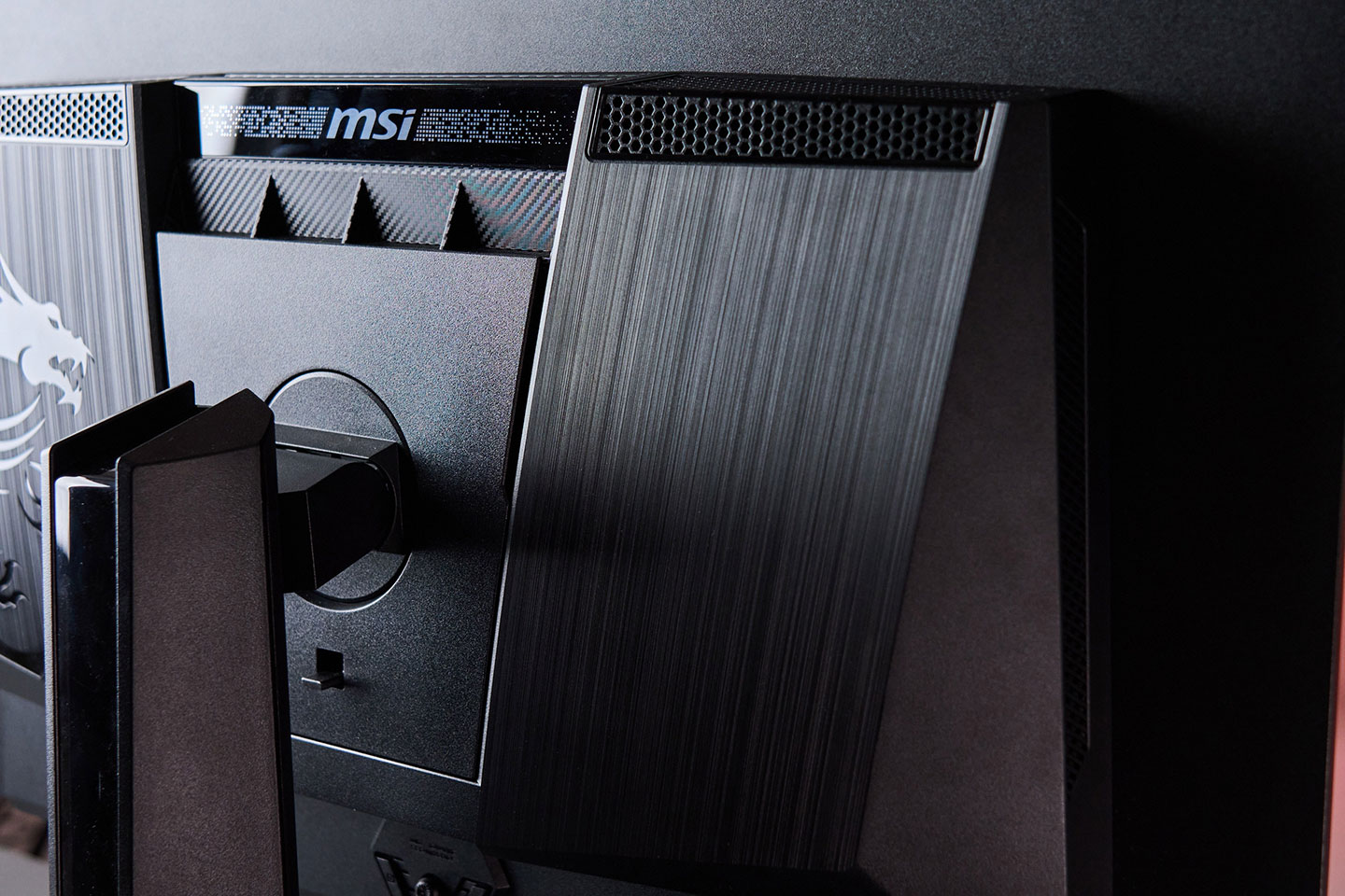 顯示器本體與支架採卡榫式固定設計，安裝過程無需任何工具即可完成。