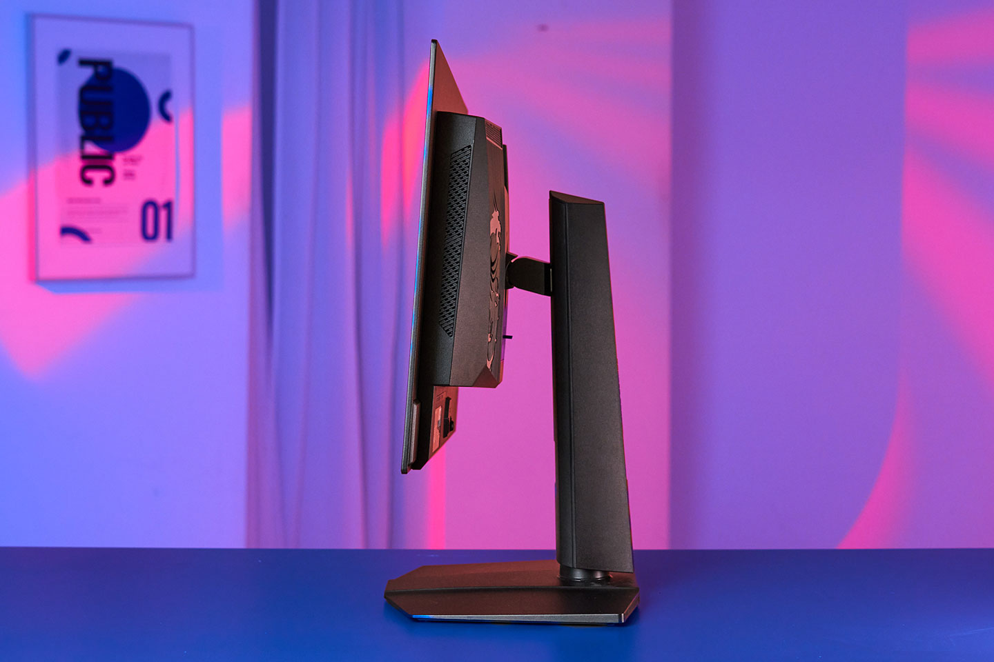 從側面看，MAG 272QP QD-OLED X50 的面板相當纖薄，輪廓十分俐落。