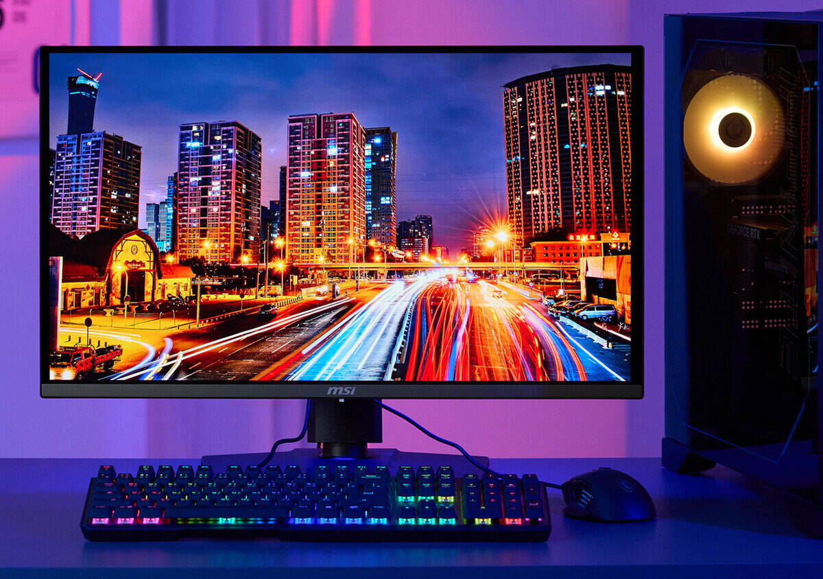 即使在高對比度、包含大量點狀光源的夜景影像中，MAG 272QP QD-OLED X50 仍維持出色的明暗對比，亮部不會過曝、色彩也相當鮮明。