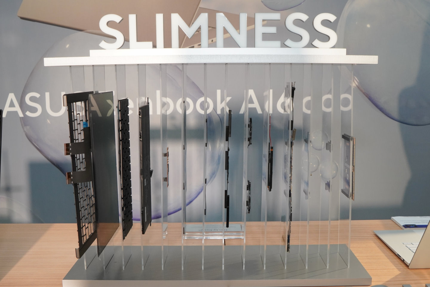 現場還展示零組件的分解切片，方便觀查內部機構設計。