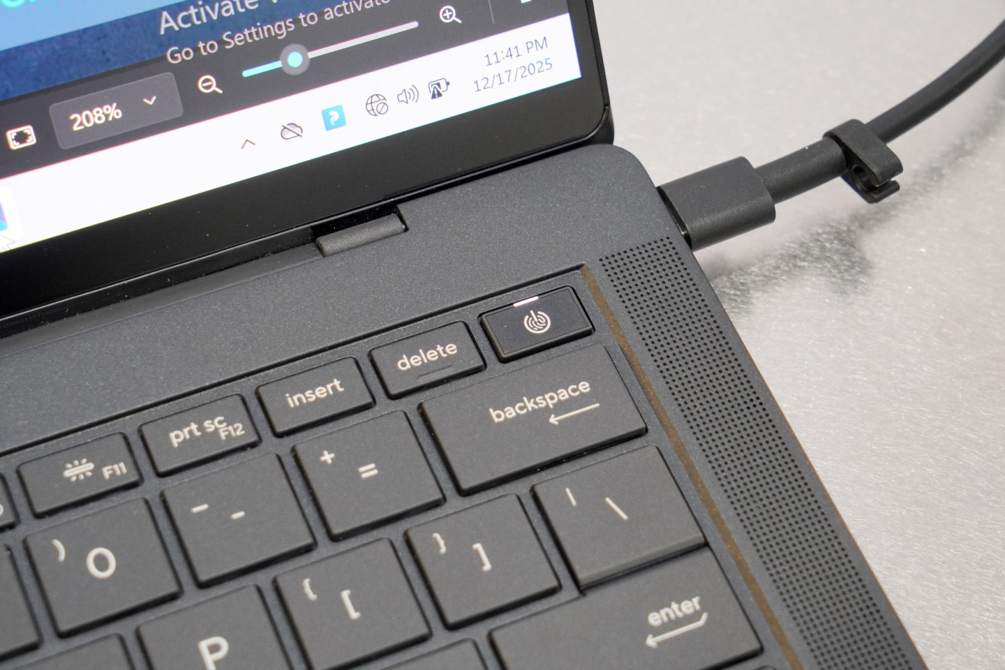 同時電源鍵上也有指紋感應器,方便在鏡頭蓋關閉的情況下,透過指紋解鎖電腦。