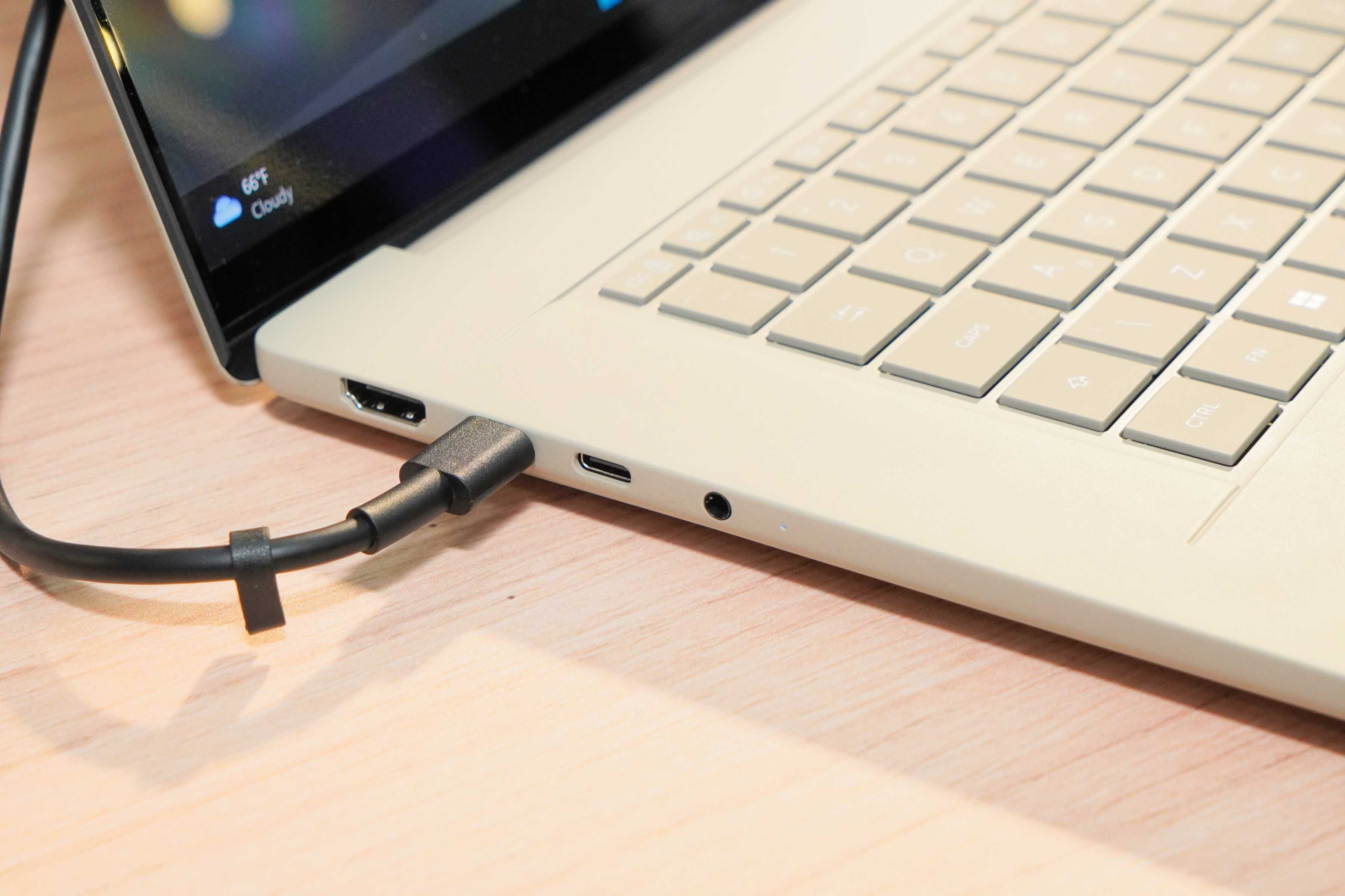 機身左側提供HDMI、2組USB4、3.5 mm耳機麥克風複合端子。