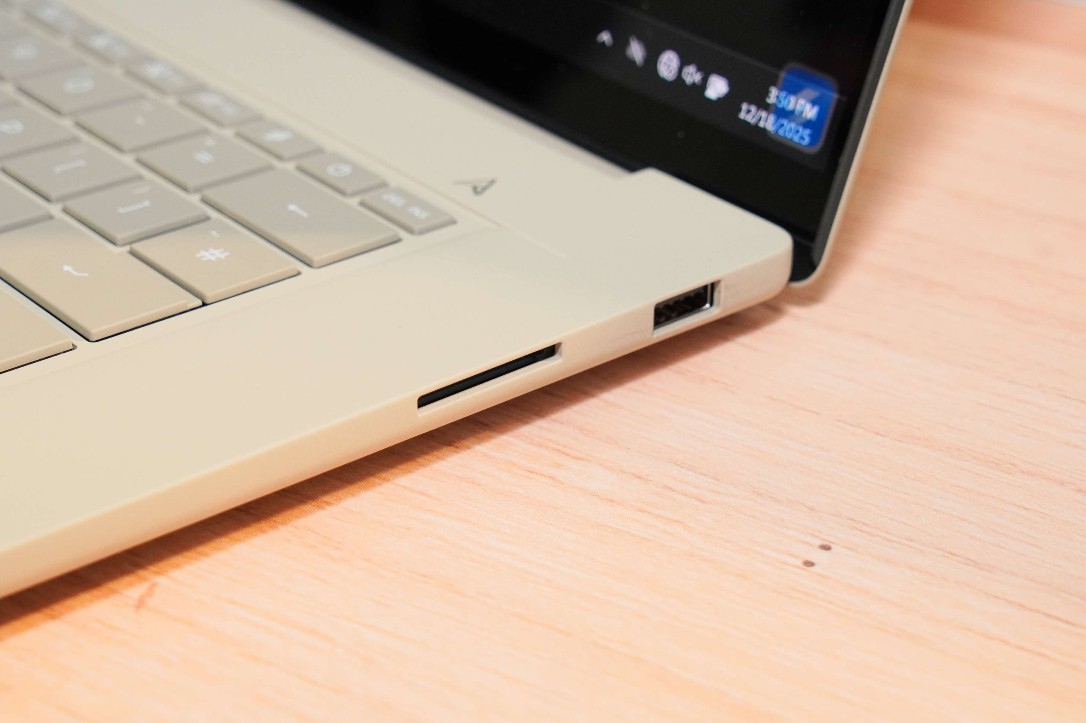 機身右側則有USB 3.2端子以及SD讀卡機。