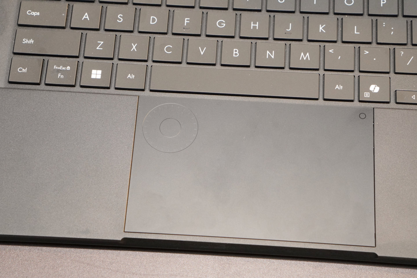 觸控板左上角還有可以模擬旋鈕的觸控轉盤，並具有GoPro標誌性的藍色指示燈。