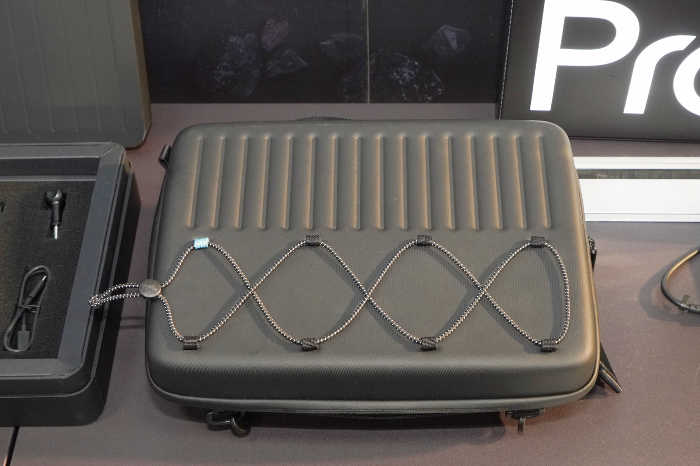 ProArt PX13的攜帶包採用硬殼設計，外側搭配具收納功能的彈力帶，內部也有攝影器材空間。