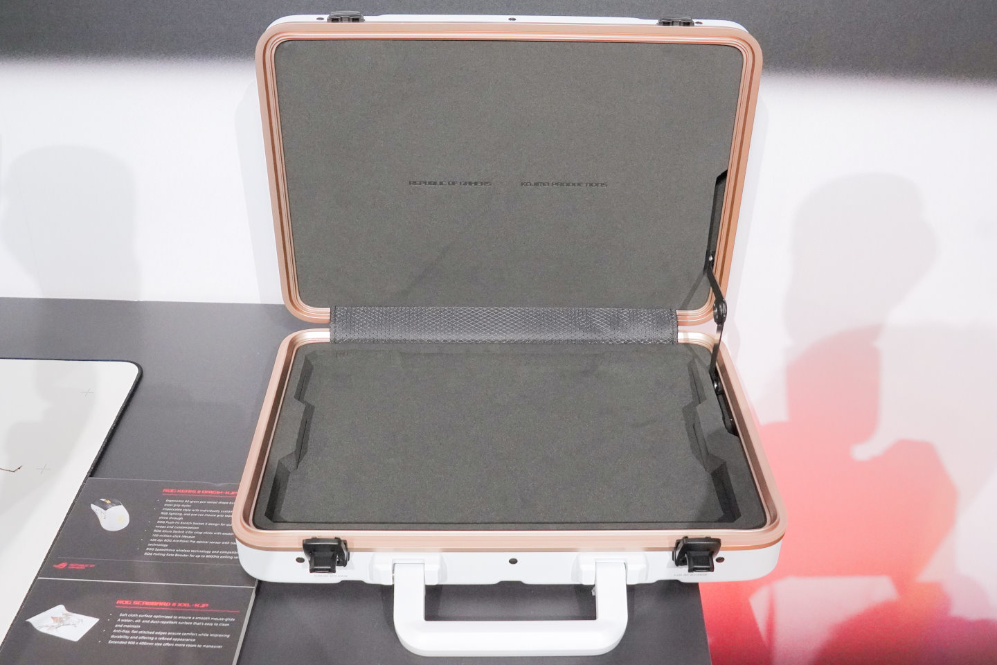 攜帶箱內部有針對ROG Flow Z13-KJP切割的泡棉，強化保護效果。