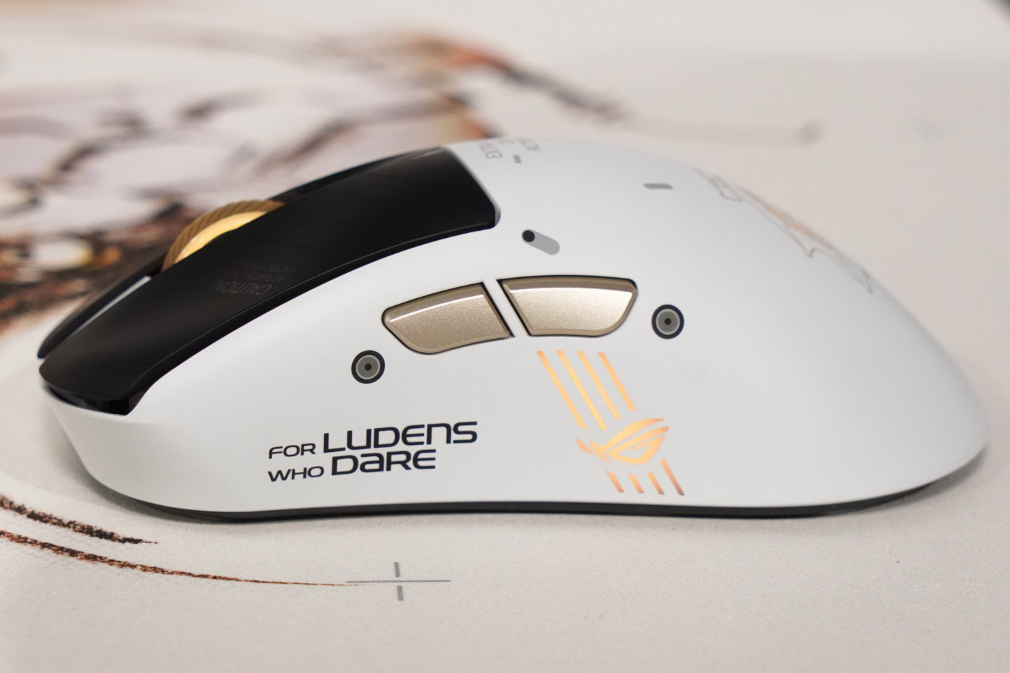 滑鼠左側寫著「For Ludens Who Dare」標語，但可惜鉚釘部分為印刷，而非實際金屬材質。
