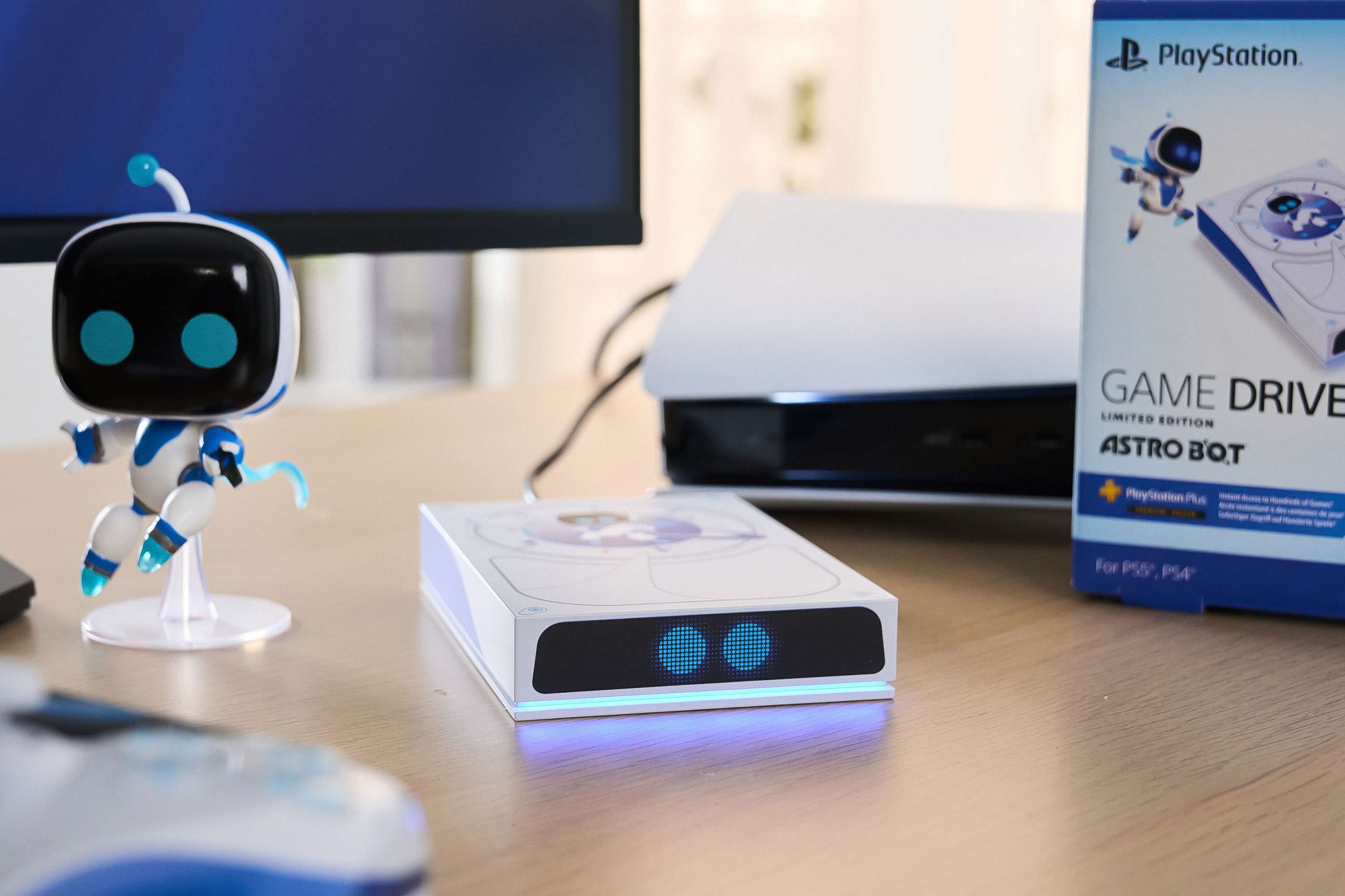 玩過《宇宙機器人》系列的玩家就會知道，宇宙機器人家族的角色外型可說是千變萬化，而 Astro Bot 限量版 Game Drive 在運作時的樣子，就像個小小的硬碟機器人。