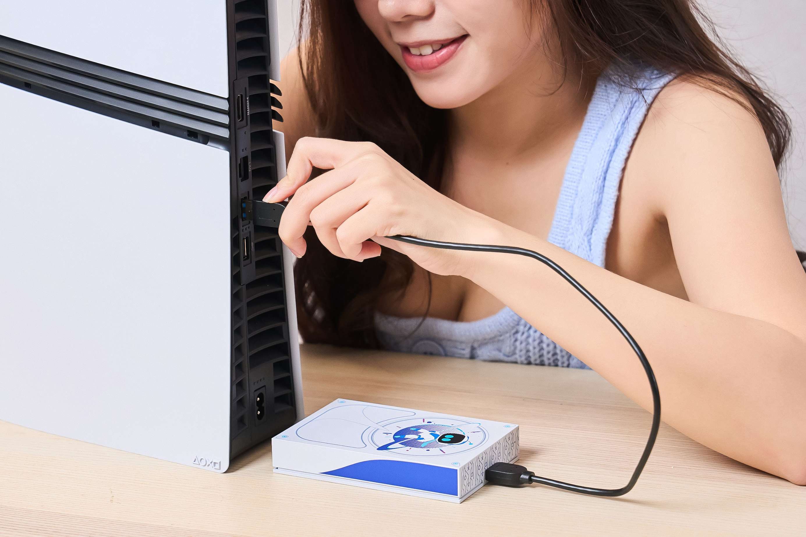 PS5 主機前方仍留有一組低速 USB 2.0 介面，但只要記住將硬碟連接到主機後方的 USB-A 接口，便可確定是高速傳輸介面。