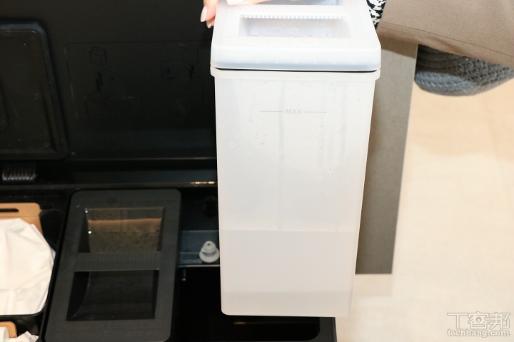 水箱結構設計偏向簡潔取向，淨水箱容量約為 3L，污水箱容容量則是 2.5L。