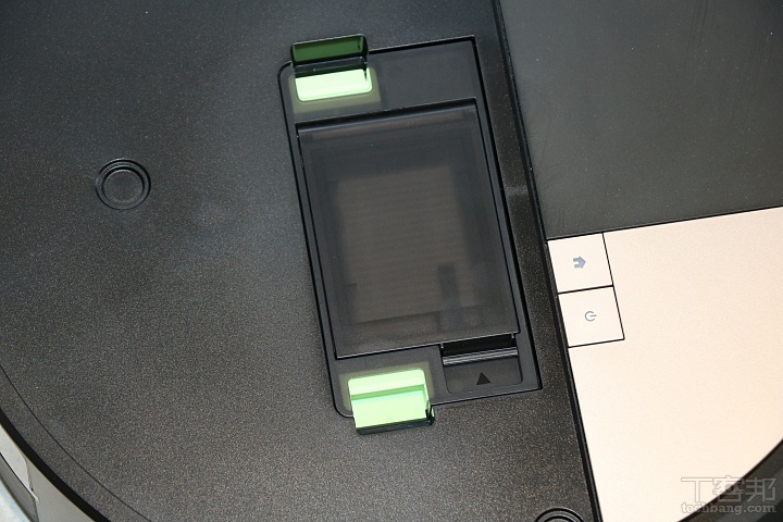 拆開面板後即可看到集塵濾網，一般來說，Roomba Max 705 Combo 清潔完後會回到集塵座自動清潔，若使用一段時間後需要進行較完整的保養，則能將相關零件一併卸下清理，有助於維持吸力表現並延長濾網的使用壽命。