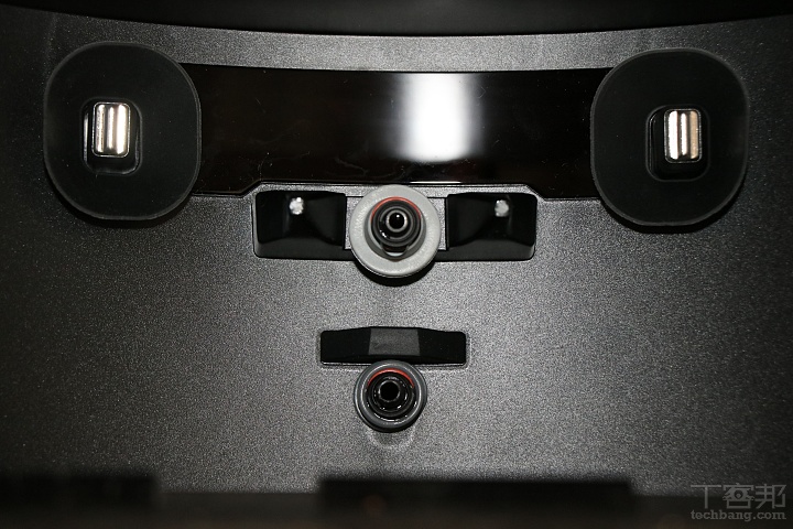 基座底部整合拖布刷洗與注水模組，掃拖機器人每次回站後都會自動清洗拖布並補水，確保下一次出動時使用的是乾淨拖布，避免反覆帶著舊汙垢拖地。