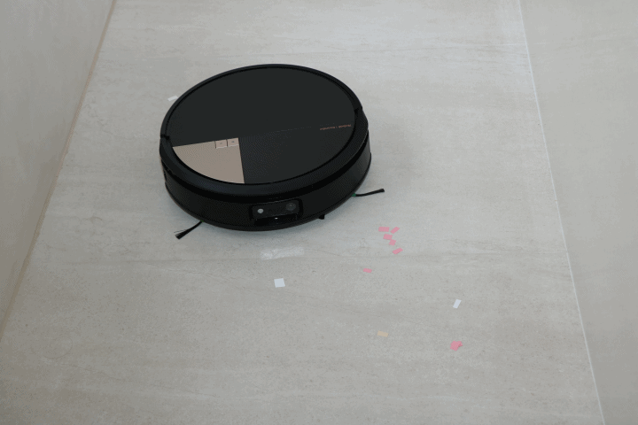 針對剪紙碎屑的清掃測試，當邊刷接觸到較輕、面積小的碎紙時，部分碎屑出現彈開、分散的情況，筆者觀察到邊刷的撥動使碎屑往外飛散，增加後續回收的難度，雖說經過來回幾次的反覆清掃，撇除彈飛到機器人無法經過的區域，最終仍能將地面上的紙屑吸除乾淨，不過從測試過程來看，也反映出在面對極輕量垃圾時，邊刷設計仍存在物理上的限制。