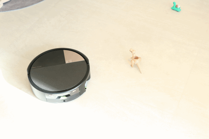 首先在物體避障的實測中，這台對於兒童玩具、玩偶等立體物件的辨識與繞行表現相當穩定，清掃過程中能主動減速並改變路線，避免推擠或直面撞上，對有小孩或毛孩的家庭而言確實能降低清掃干擾。不過在測試較特殊的垃圾型態時，筆者也觀察到它對於體積較大的衛生紙屑或成團的紙類垃圾，偶爾會將其判定為需避開的物體而繞行，導致未能成功吸除，顯示整體避障策略可能偏向保守，雖能降低誤判風險，但在特定垃圾型態下，仍可能需要使用者手動清除。